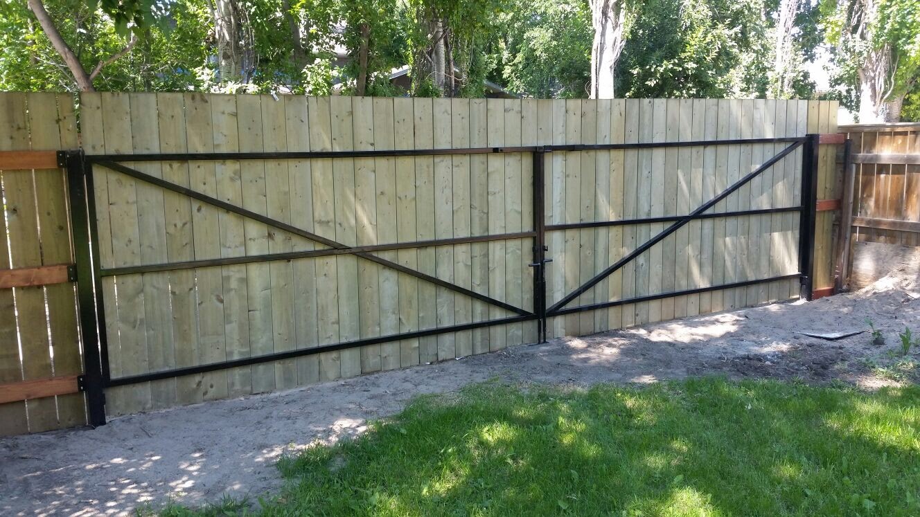 Double-swing wood & steel gate