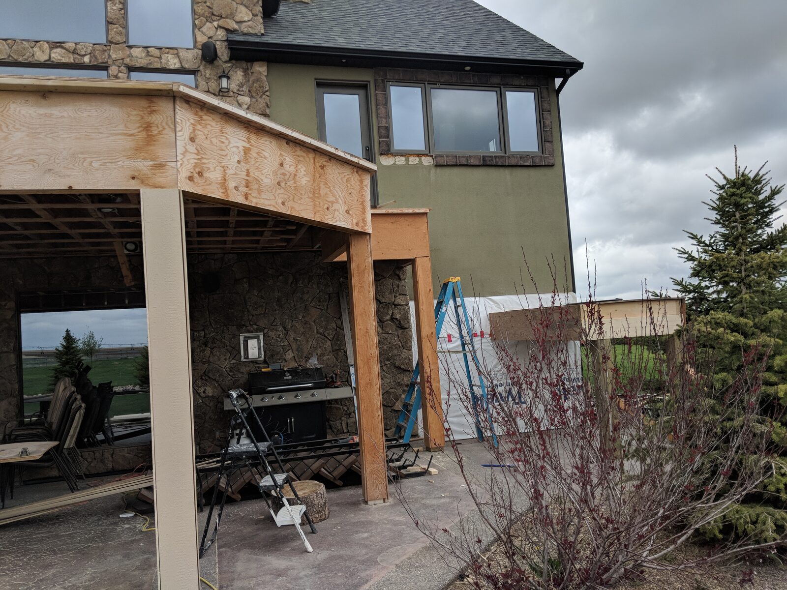 Acreage Home — Upper Deck Finishing Begins